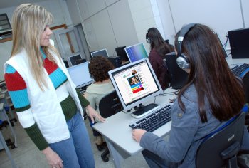 Laboratório de Línguas recebe equipamentos de última geração